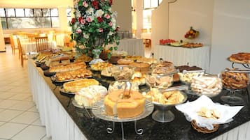 Un buffet proposant une variété de produits de boulangerie et de pâtisserie.