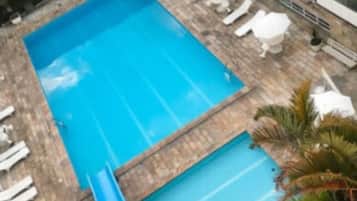 2 kolam renang indoor dan 3 kolam renang outdoor