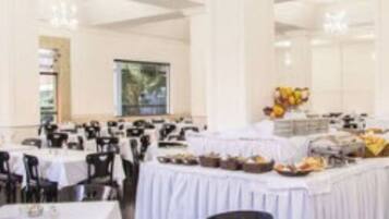 Café da manhã com buffet grátis todos os dias