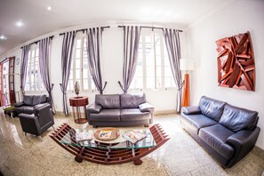 Lobby sitting area - Hotel Metropole (Sao Lourenco)