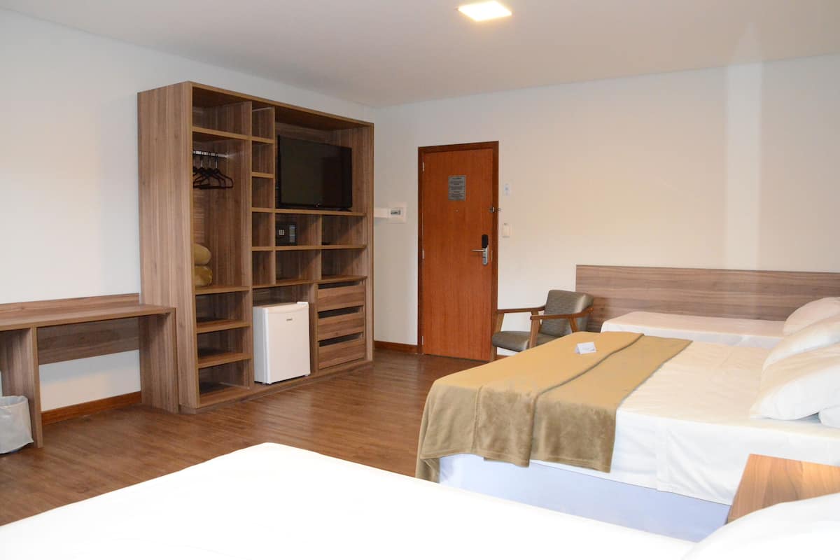 Superior vierpersoonskamer | Een minibar, gratis wifi