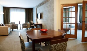 Signature Suite, Hot Tub, Marina View | Desk, laptop workspace, blackout drapes, soundproofing