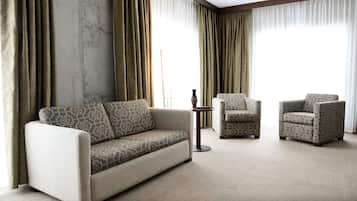 Suite, 1 kingsize-seng med sovesofa | Oppholdsrom | En 40-tommers Flatskjerm-TV med førsteklasses TV-kanaler samt TV