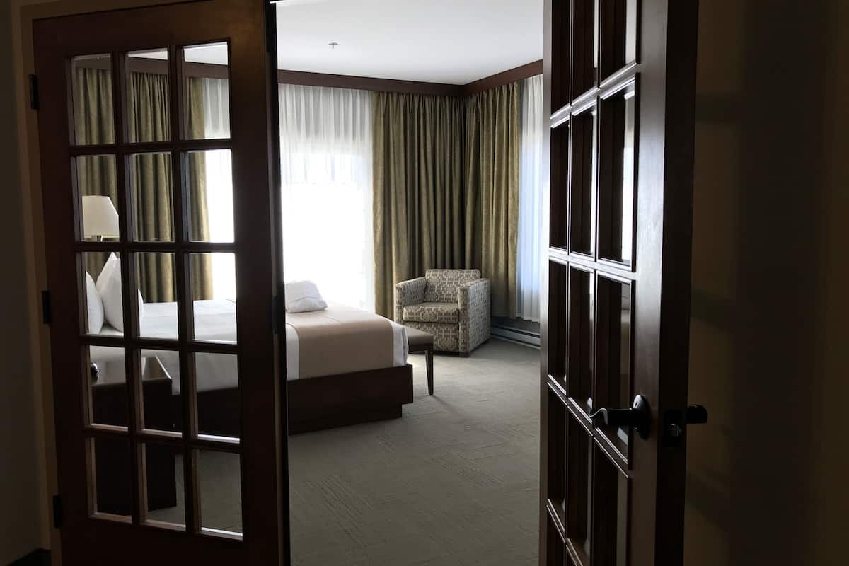 signature suite, hot tub, marina view | desk, laptop workspace, blackout curtains, soundproofing