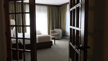Signature Suite, Hot Tub, Marina View | Desk, laptop workspace, blackout drapes, soundproofing