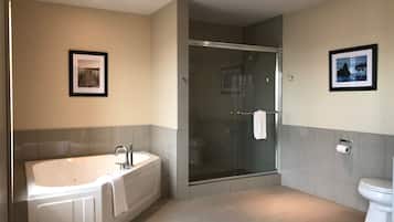 Signature suite, bubbelbad, uitzicht op jachthaven | Badkamer | Designer toiletartikelen, een haardroger, handdoeken, zeep
