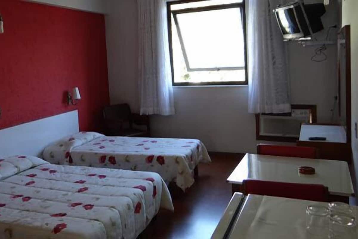 Tripla Standard | Minibar, una cassaforte in camera, una scrivania, tende oscuranti