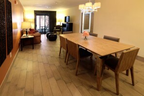 Suite superior, 2 habitaciones, no fumadores | Escritorio, tabla de planchar con plancha, cunas gratuitas