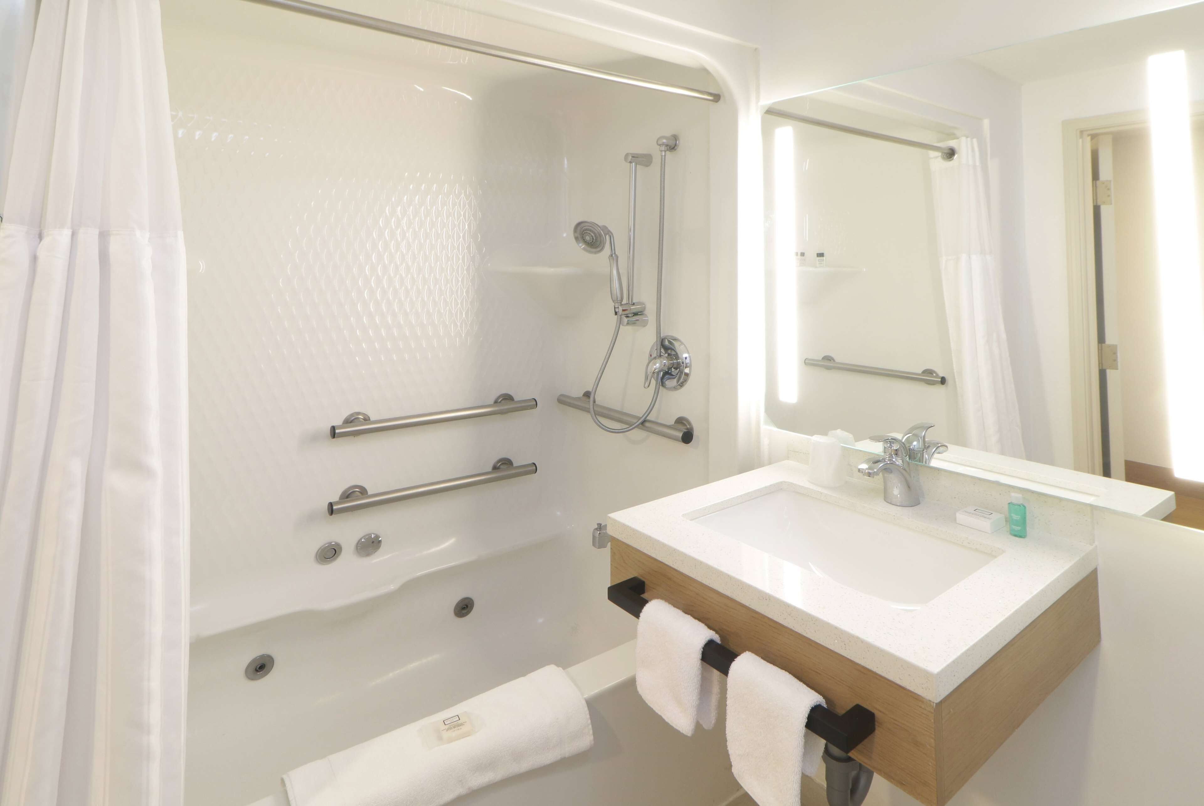 Suite, 1 Bedroom, Accessible, Non Smoking (Mobility/Hearing, Tub w/Grab Bars) | Bathroom | Combined shower/tub, hair dryer, towels