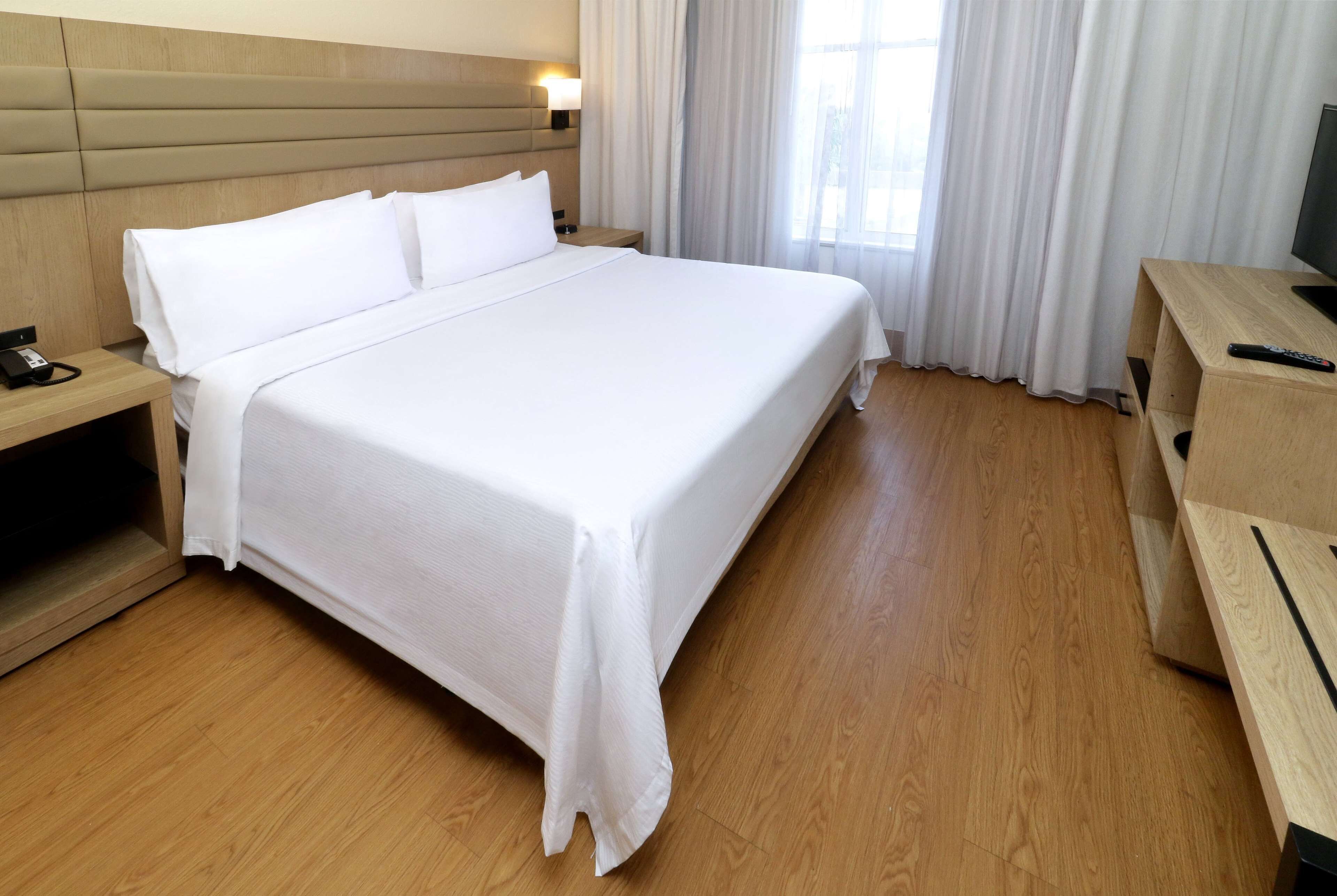 책상, 다리미/다리미판, 무료 유아용 침대, 간이 침대