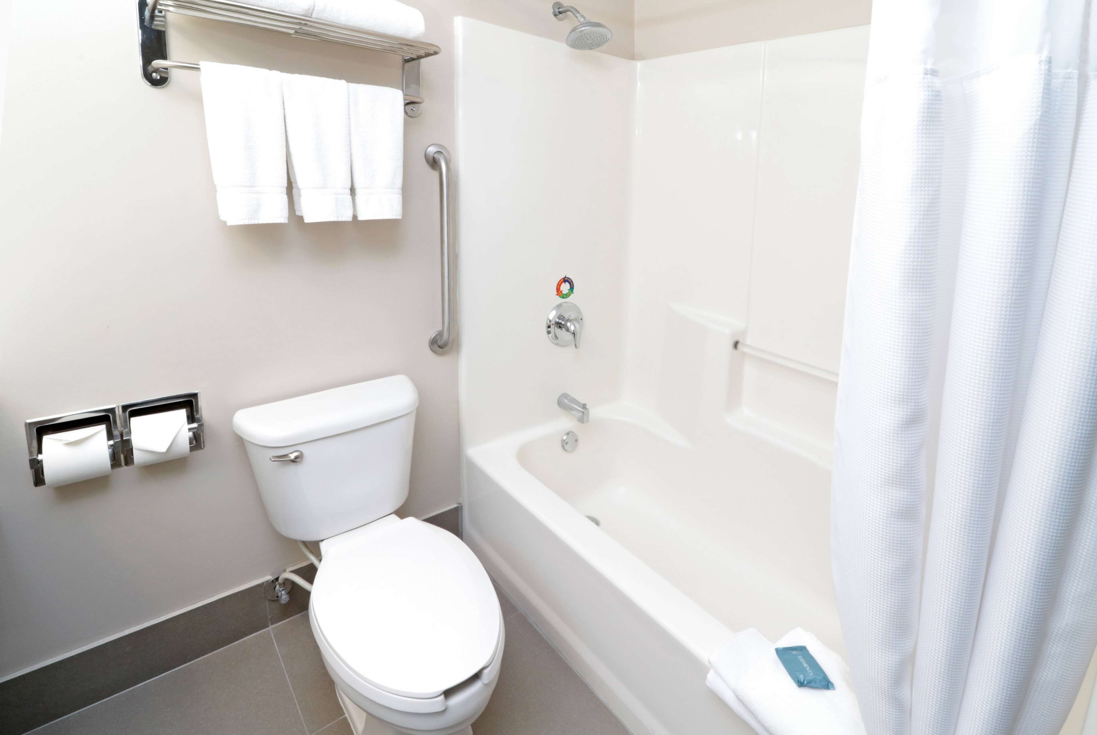 combined shower/bathtub, hair dryer, towels