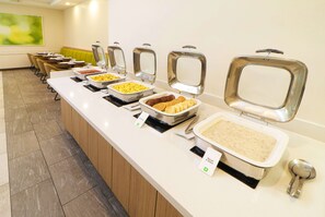 Café da manhã com buffet grátis todos os dias