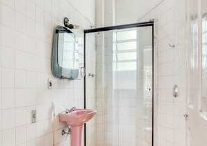 Shower, towels, toilet paper - Paraiso Hotel Kohara (Sao Lourenco)
