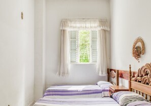 Quarto triplo superior | Frigobar, Wi-Fi de cortesia, roupa de cama