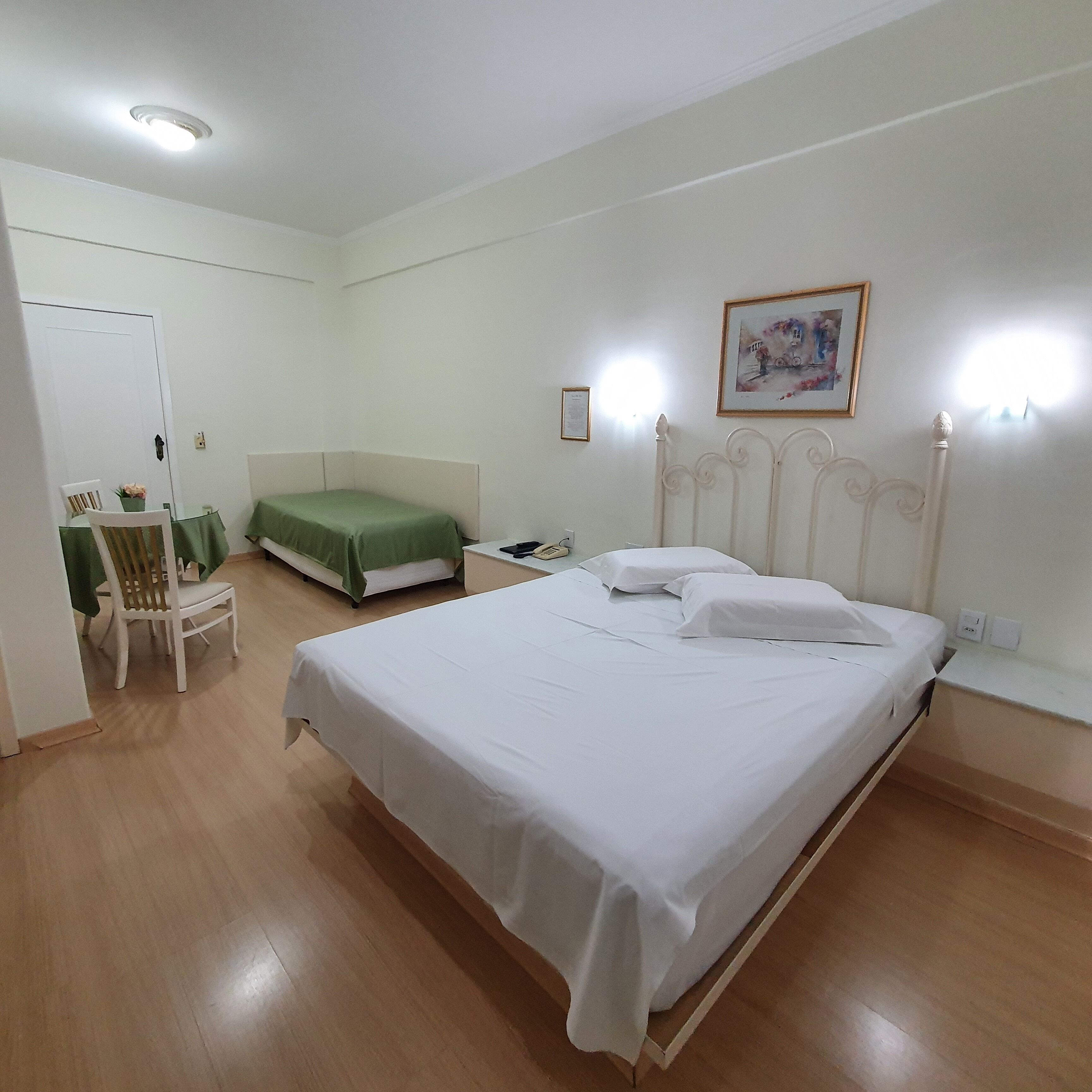 Un dormitorio con cama, escritorio y silla.