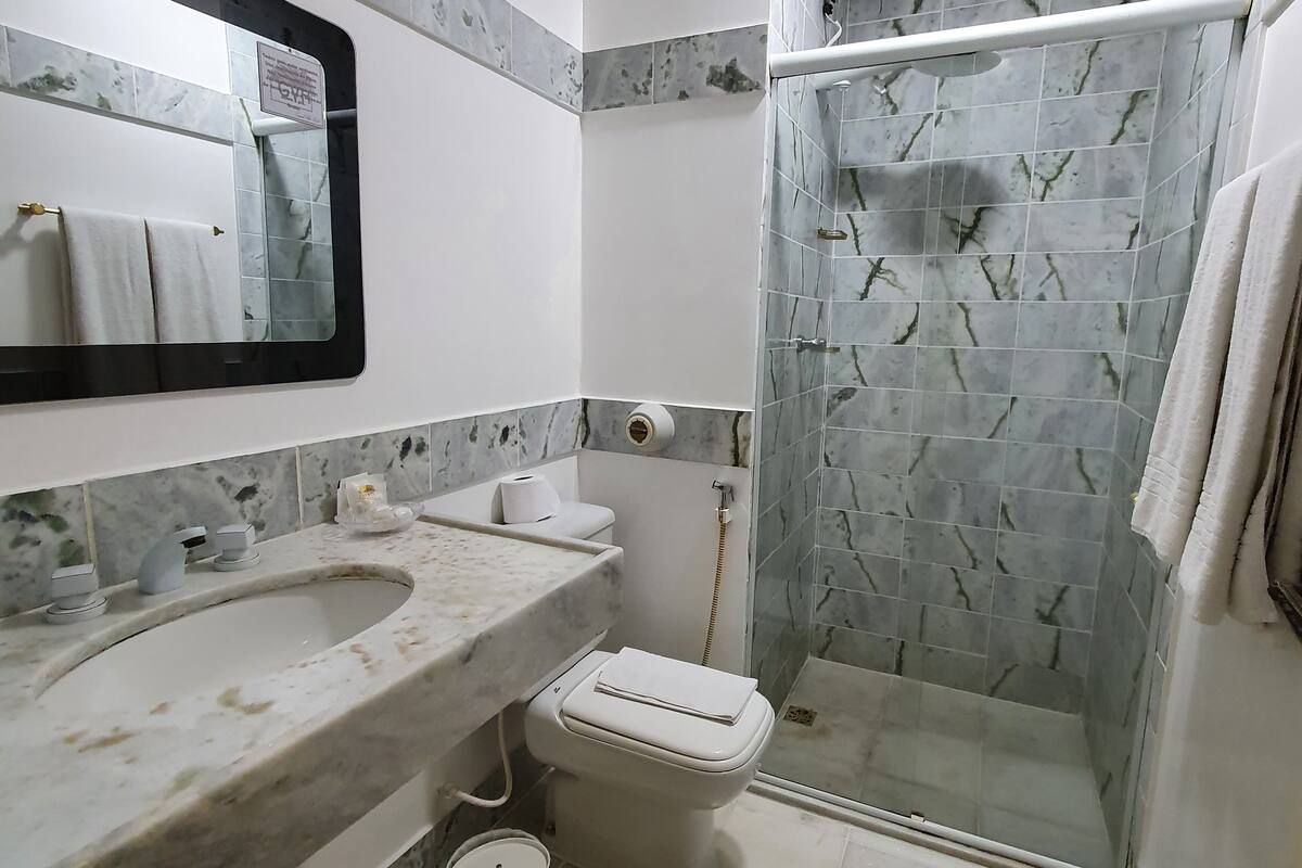 deluxe suite | bathroom | shower, free toiletries, hair dryer, towels