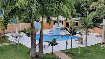 Piscina interna, piscina externa, espreguiçadeiras