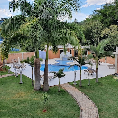 Una piscina techada, una piscina al aire libre