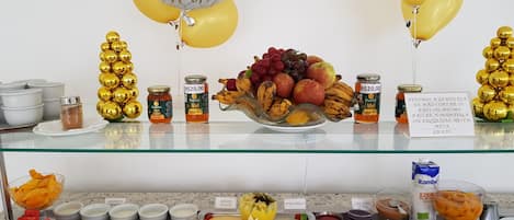 Una mesa de buffet con diversos alimentos y adornos para una celebración de Año Nuevo.