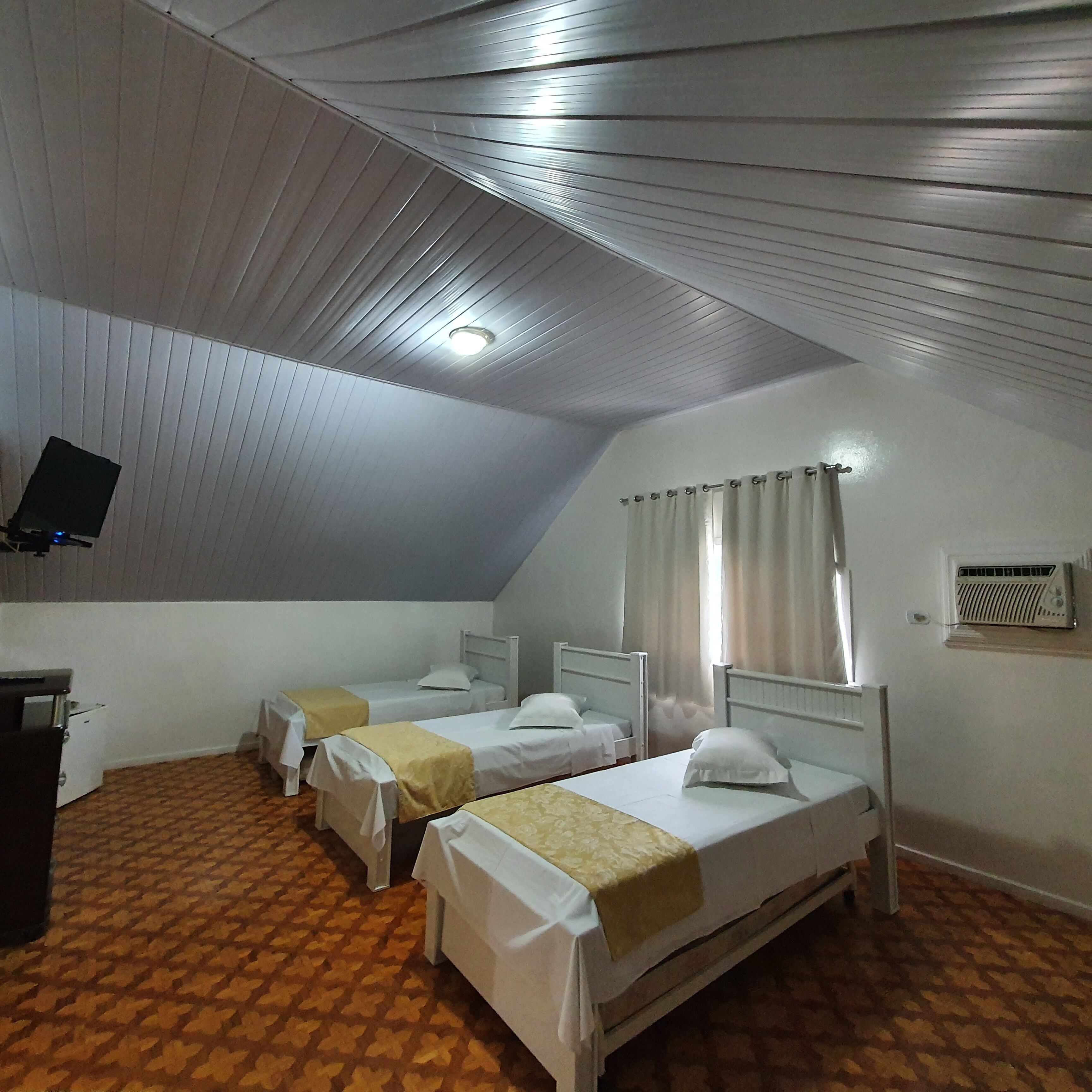 deluxe suite | minibar, in-room safe, desk, blackout curtains