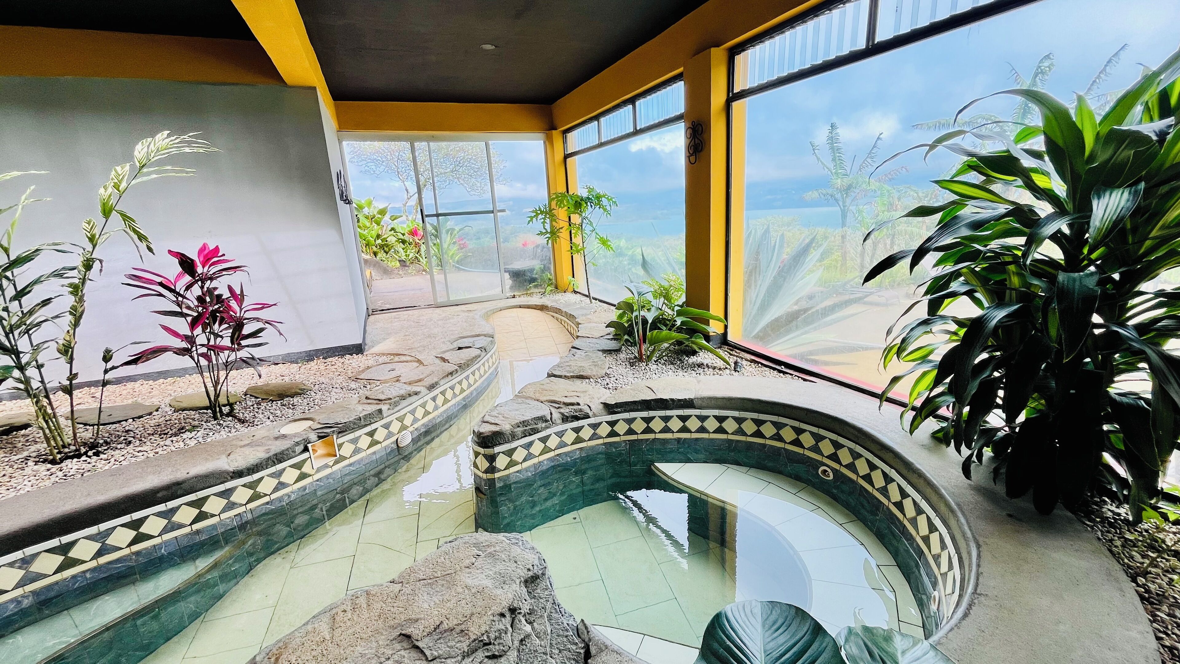 室内游泳池，室外游泳池