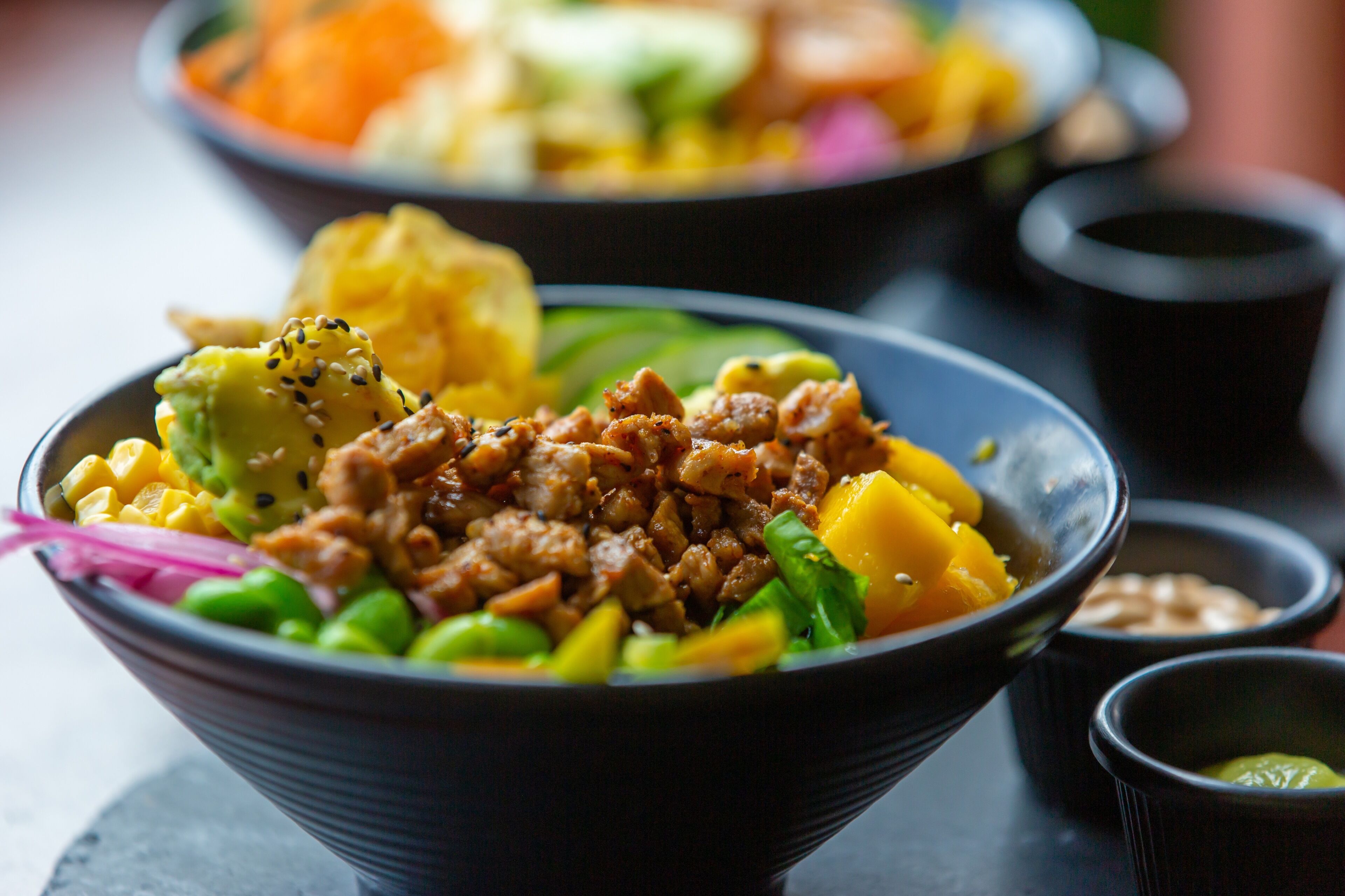Uma tigela de comida mista com diversos ingredientes.