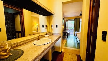 Apartment (104) | Bathroom | Combined shower/tub, eco-friendly toiletries, hair dryer, towels
