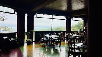 供應早餐、午餐和晚餐,創意料理