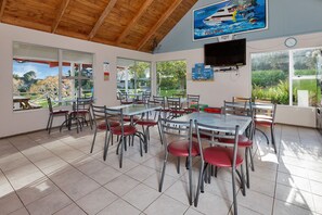Dining - Russell Top 10 Holiday Park (Russell)