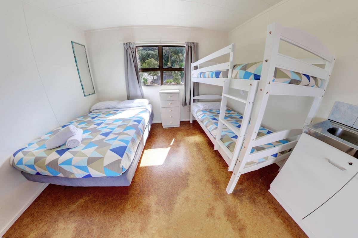 Kitchen Cabin | WiFi (free), individually decorated, individually furnished, bed sheets