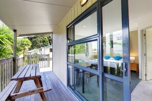 Bay View Studio Unit | Balcony - Russell Top 10 Holiday Park (Russell)