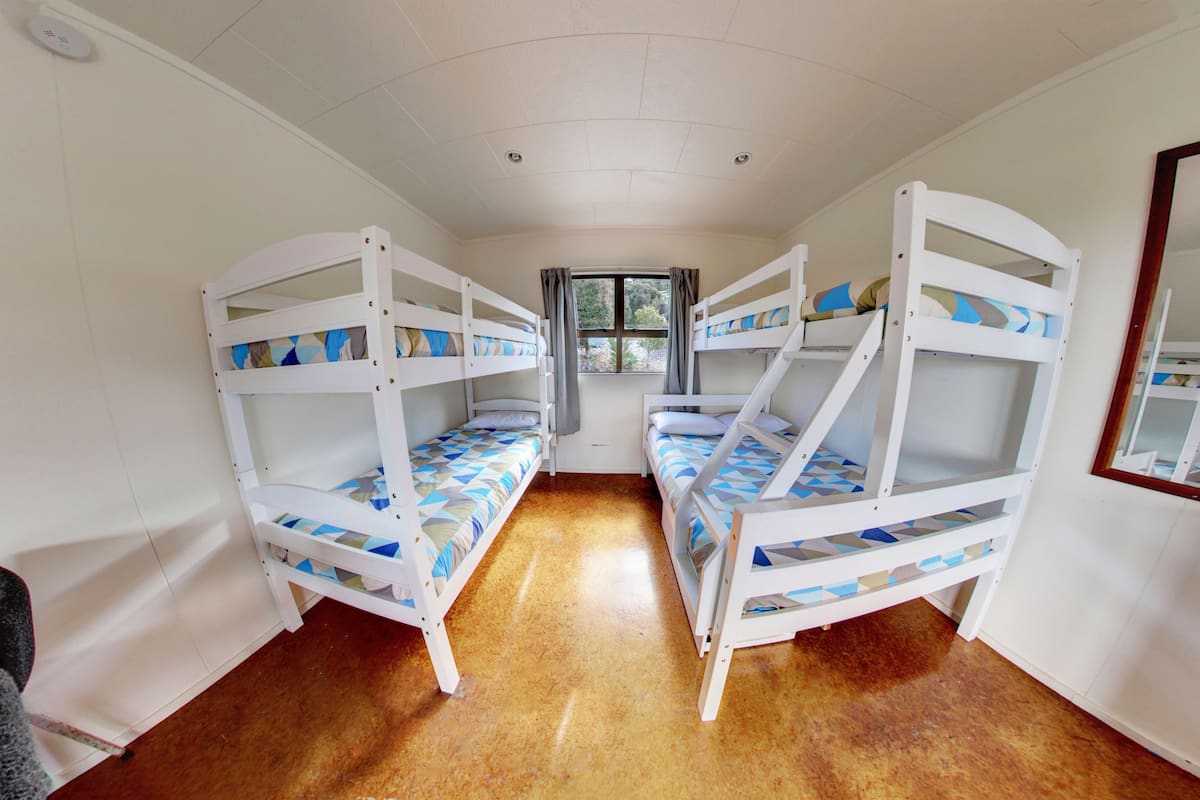 Standard Cabin (5 Berth) | WiFi (free), individually decorated, individually furnished, bed sheets