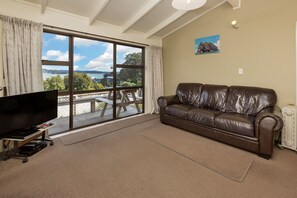 2 Bedroom Bay View Villa | Individually decorated, individually furnished, free WiFi, bed sheets - Russell Top 10 Holiday Park (Russell)