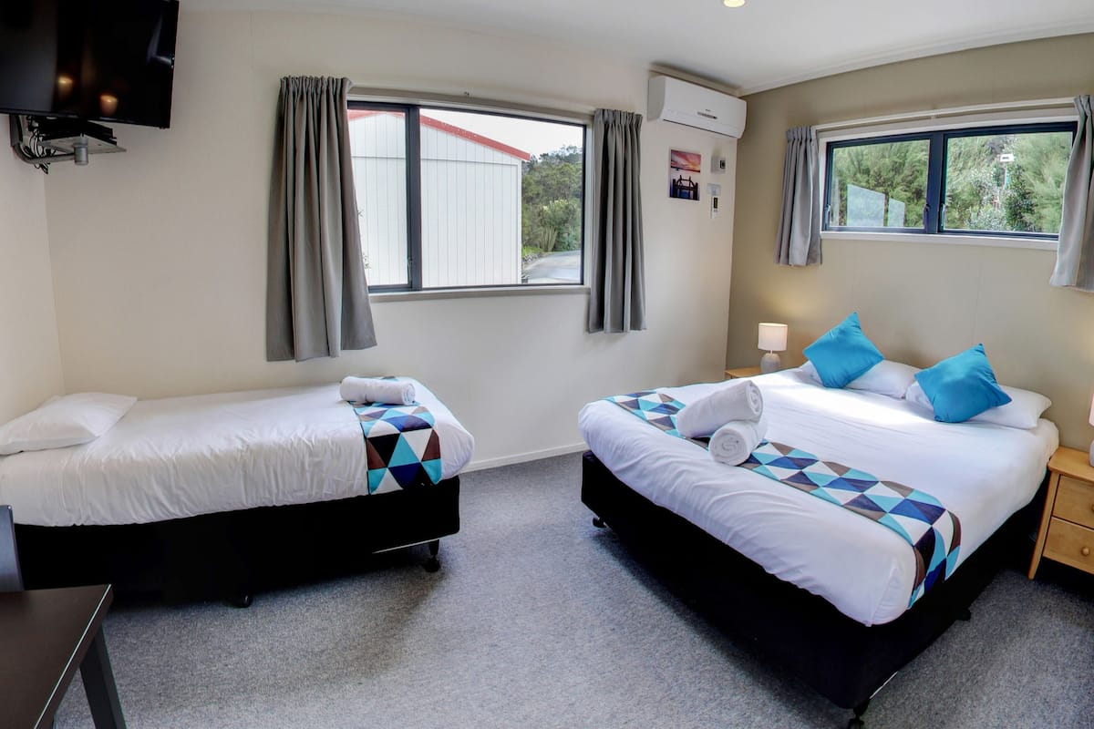 Studio Unit - Wheelchair Access | WiFi (free), individually decorated, individually furnished, bed sheets
