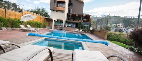 Una piscina al aire libre