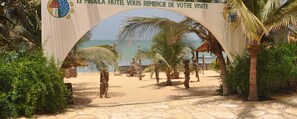 A beach entrance with a sign reading "Le Mbaïa Hotel Vous Remerciez de Votre Visite". - Le Mbaïla (Mbour)