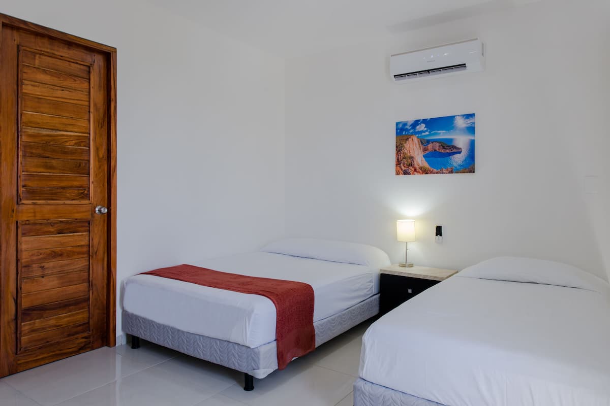 Estandar Triple Sin Balcón | 1 bedroom, in-room safe, desk, laptop workspace