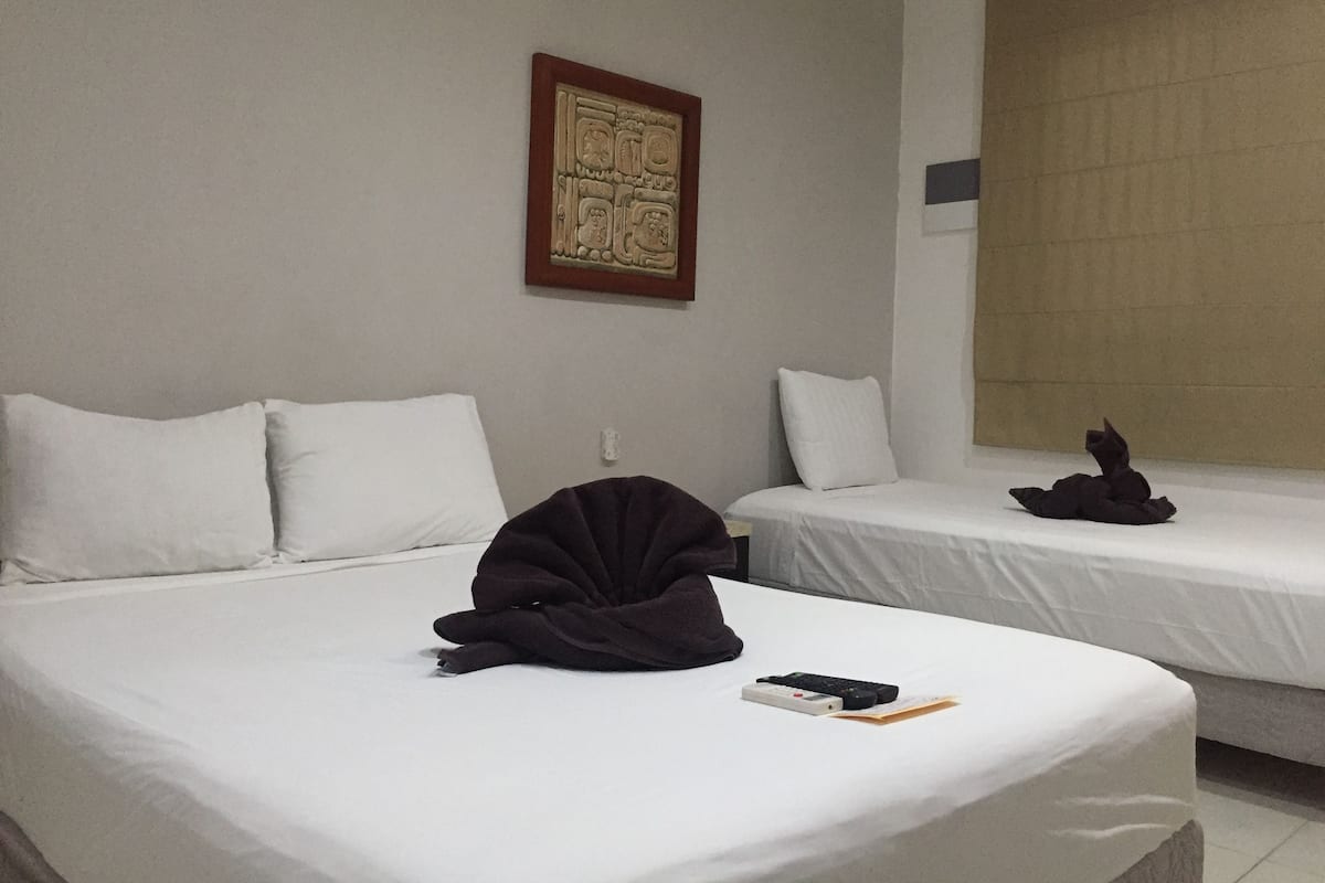 Estandar Cuádruple | 1 bedroom, in-room safe, desk, laptop workspace