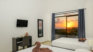 Suite Basic, balcone | Una cassaforte in camera, una scrivania, postazione laptop