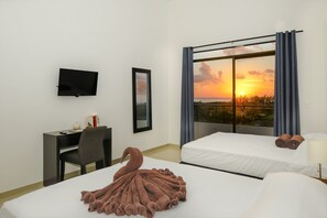 Basic-Suite, Balkon | Zimmersafe, Schreibtisch, laptopgeeigneter Arbeitsplatz