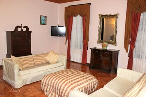 Presidential Room, 1 King Bed | Living area | Flat-screen TV - Sportsmens Lodge - Adults Only (San José)