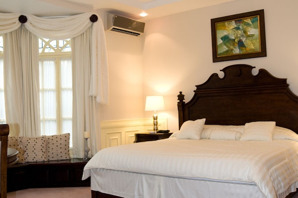 Suite, 1 King Bed - Mansion Wing | SÀngtillbehör av högsta kvalitet och minibar