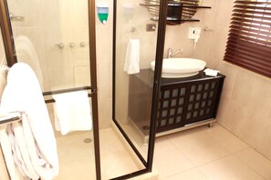 Ensemble douche/baignoire, sèche-cheveux