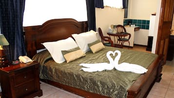 Hochwertige Bettwaren, Minibar, Zimmersafe, Verdunkelungsvorhänge