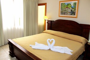 高档床上用品、迷你吧、客房内保险箱、遮光窗帘