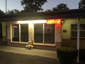 Property entrance - Cadillac Motel Fanning Springs (Trenton)