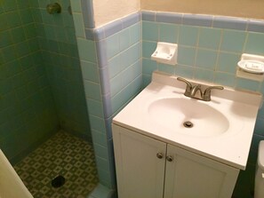 Shower - Cadillac Motel Fanning Springs (Trenton)