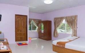 Habitación familiar | Escritorio, cortinas opacas, camas supletorias y wifi gratis