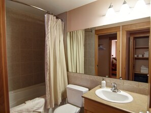 Condo, 3 Bedrooms | Bathroom | Combined shower/tub