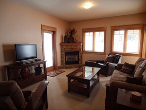 Condo, 3 Bedrooms | Living room